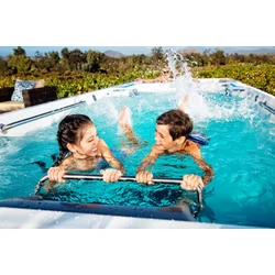 Gyerekek a swim spaban