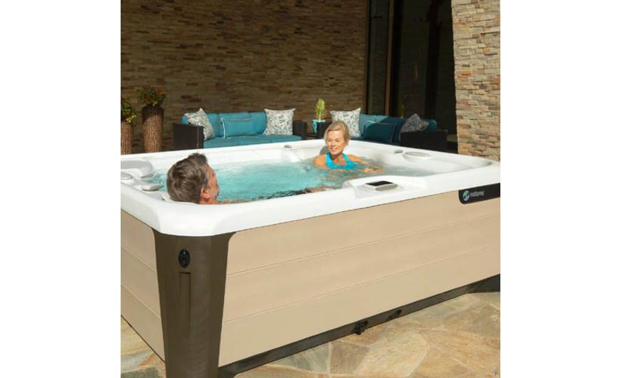 A HotSpring Spas Highlife Triumph 2 fekvőhelyes masszázsmedence