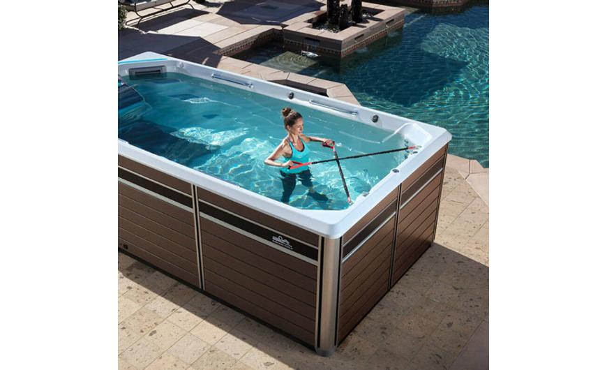Kényelem és testedzés Endless Pool E550 úszómedencében