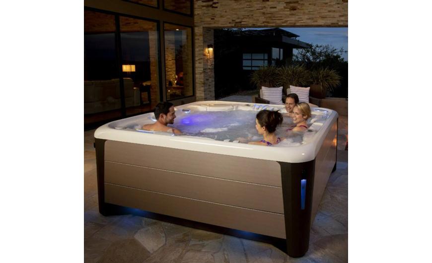 Teljes kényelem a Hotspring Envoy medencében